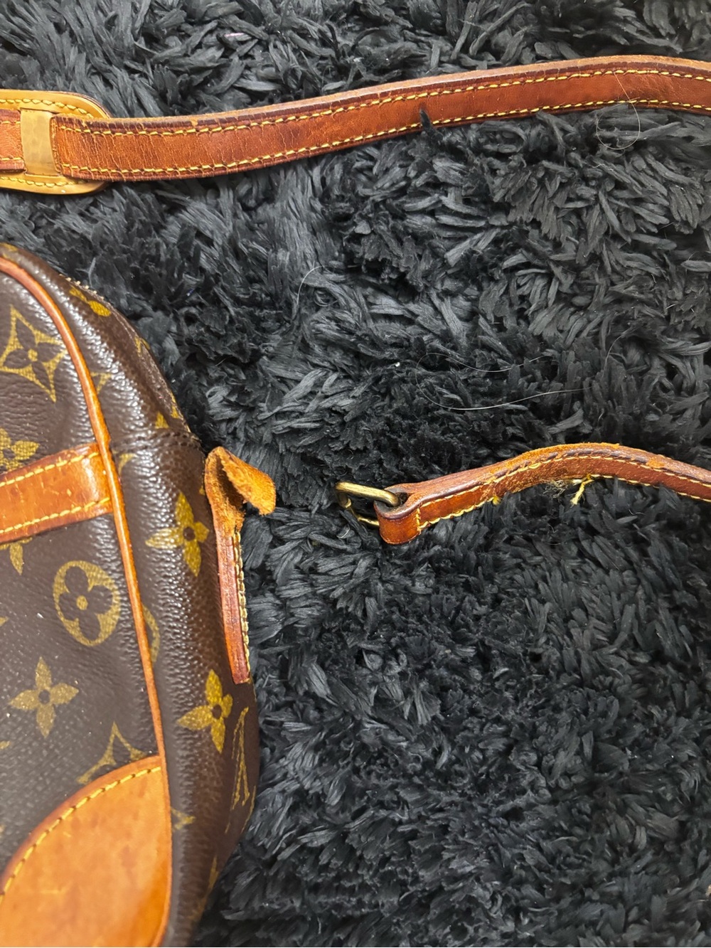 Louis Vuitton Monogram Canvas Crossbody with Tan Leather Trim - Picture 4 of 6